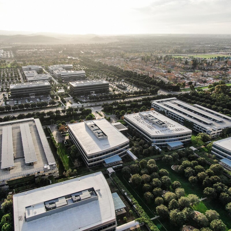 Großflächige Gebäude von Bäumen umgeben